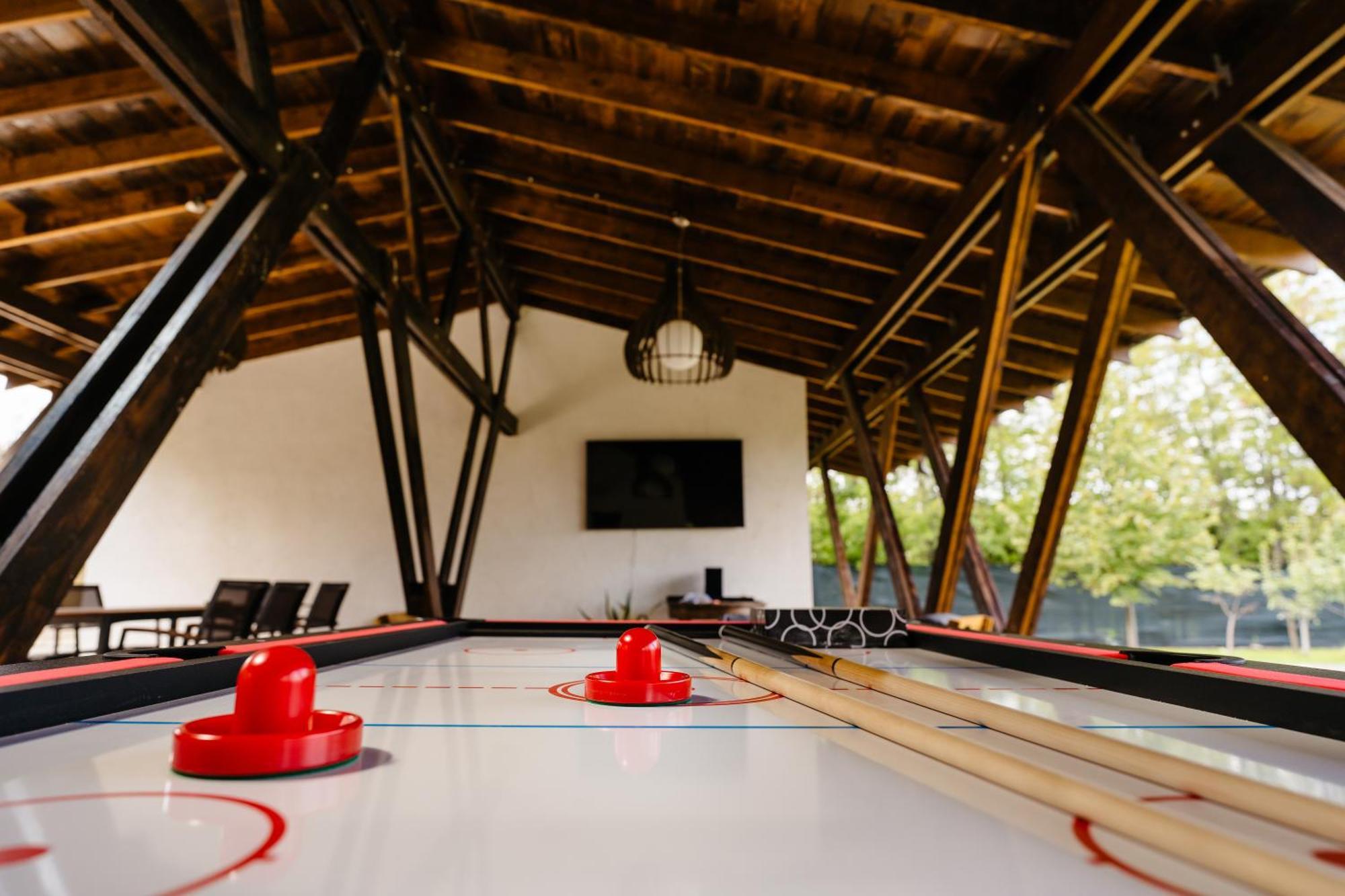 Отель The Tribe Alpaca Retreat Branesti Экстерьер фото