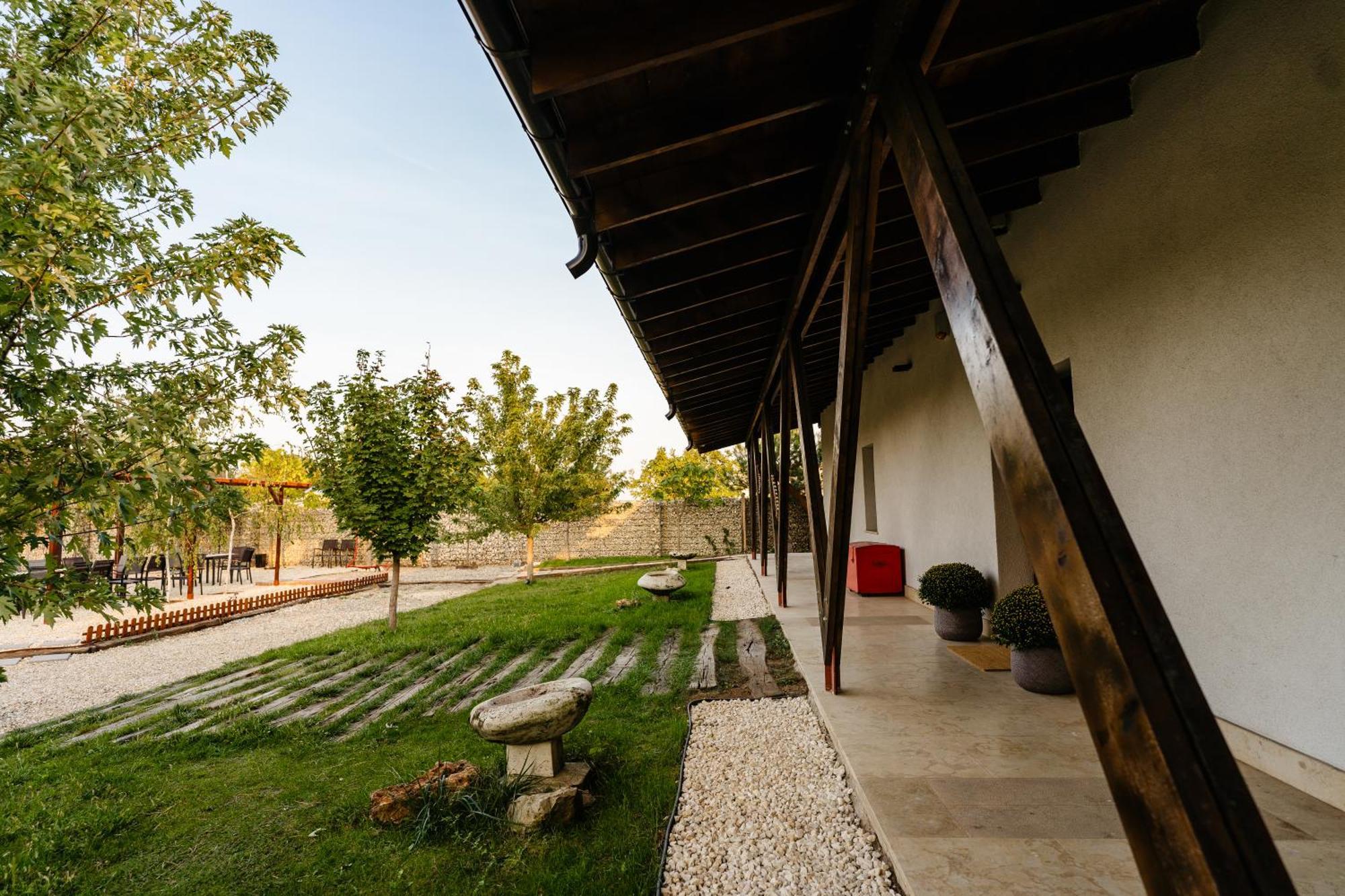 Отель The Tribe Alpaca Retreat Branesti Экстерьер фото